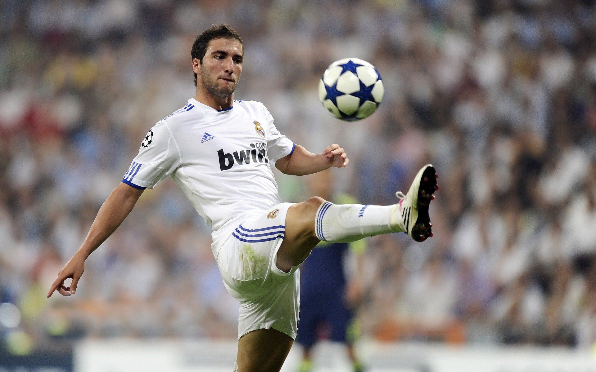 《FIFA》“虚拟足球”世界巡回赛,街头足球新体验!